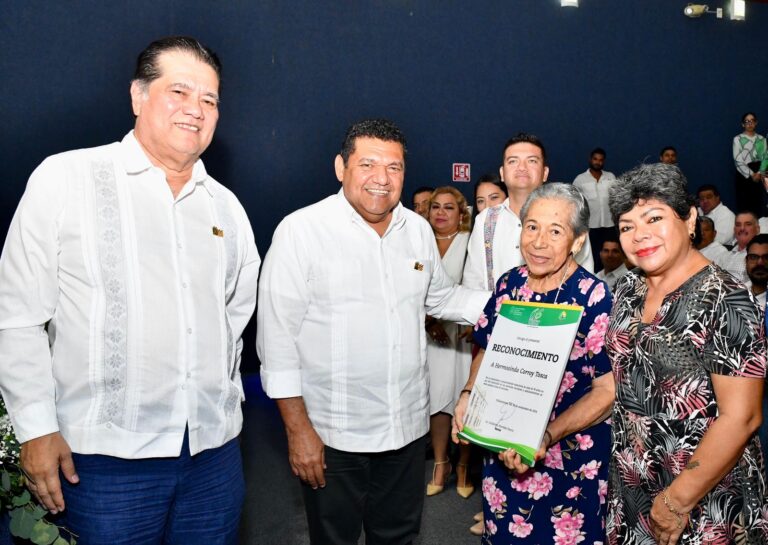 Entrega Javier May reconocimientos a personal de la UJAT por 66 aniversario