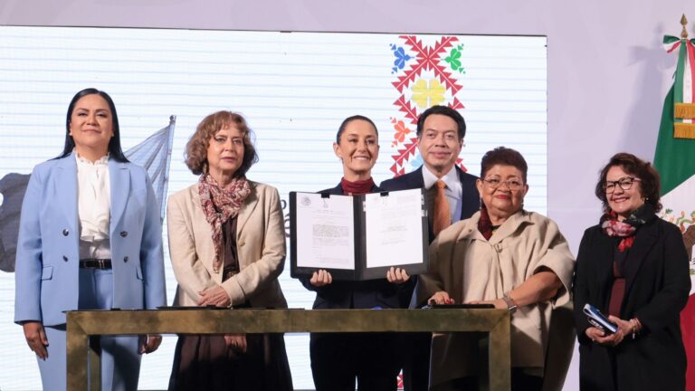 Firma Claudia Sheinbaum decreto para nacionalizar Universidad Rosario Castellanos