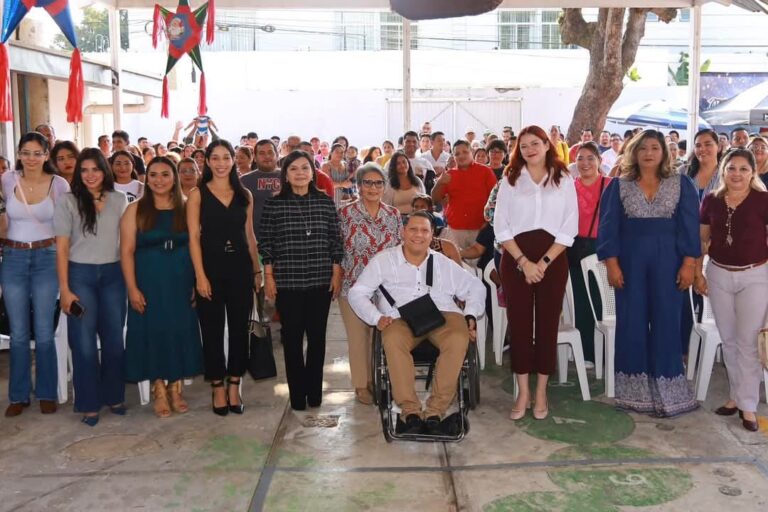 Convive Yolanda Osuna con niños del CAI “Carmen de Mora” en festival navideño